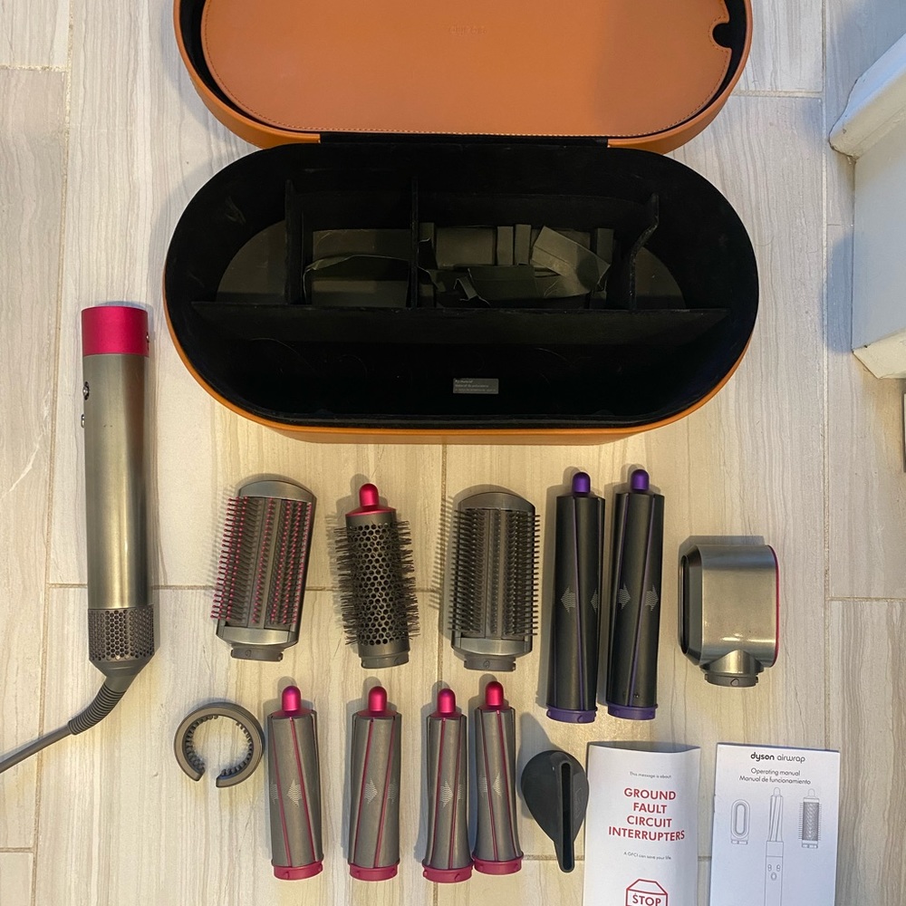 LIKE NEW -Dyson Airwrap™ multi-styler Complete LongRe-engineered attachments.